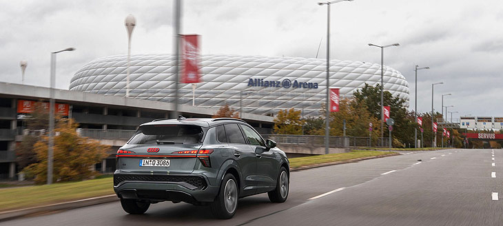 Star im Stadion - der neue Audi Q3 (©Foto: Audi) 